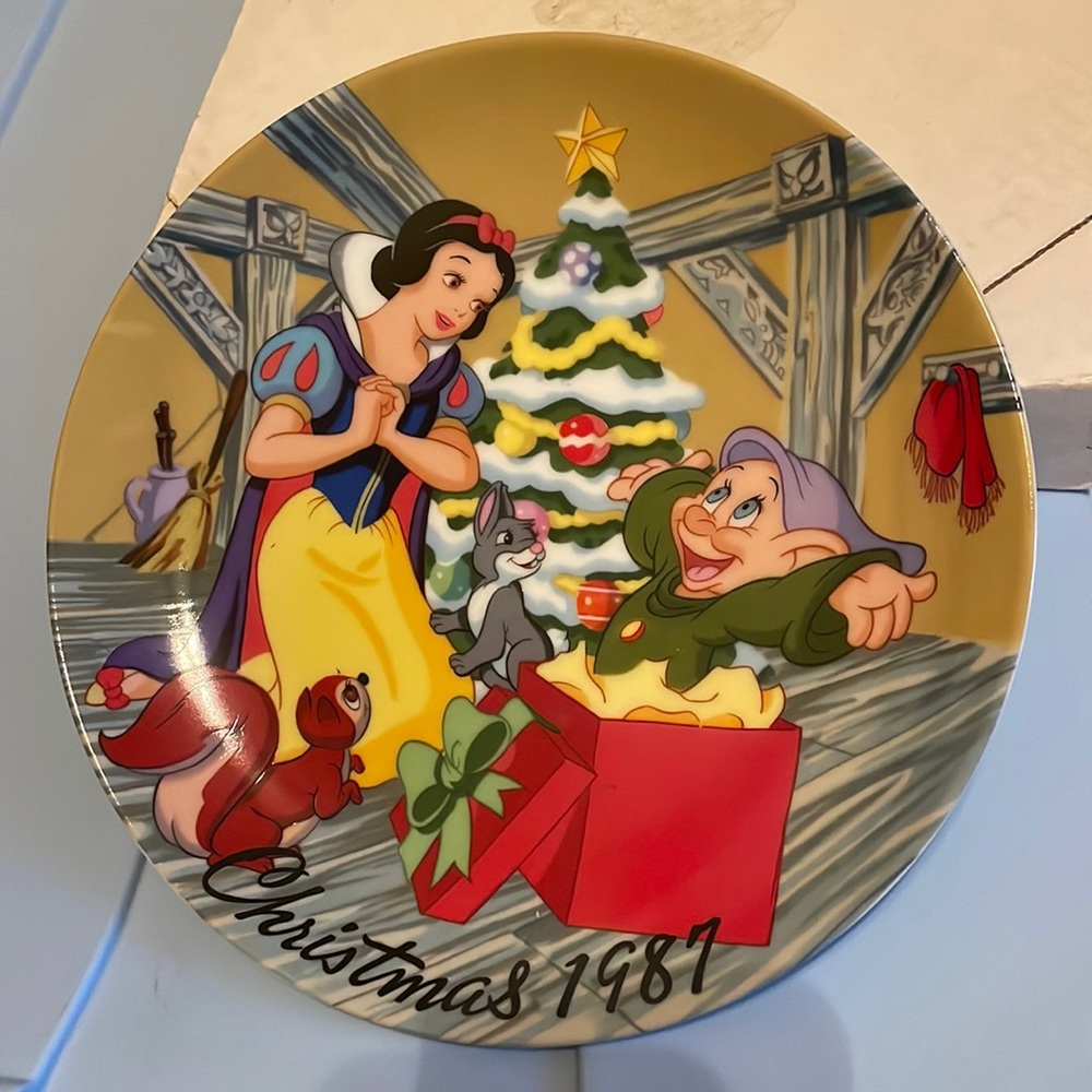 The Walt Disney Collection Collectors Plates Christmas 1987 Snow Whites Surprise